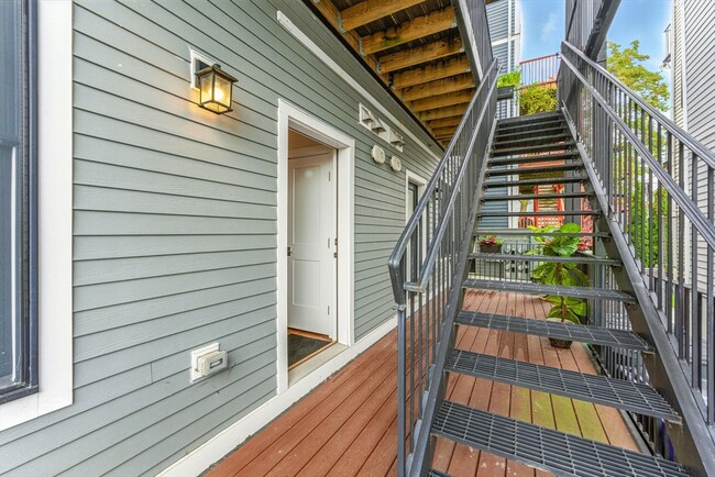 Building Photo - 65 Gove St