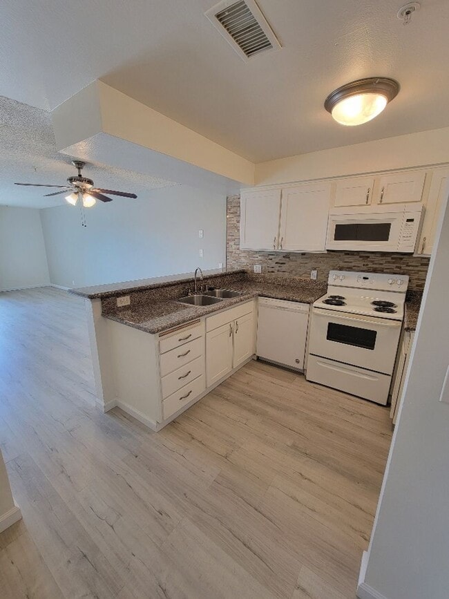 Interior Photo - Lincoln Park