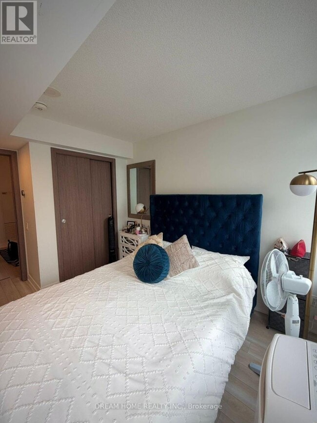 Building Photo - 19 Bathurst St