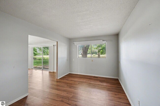 Foto del edificio - 981 Meadowbrook Dr
