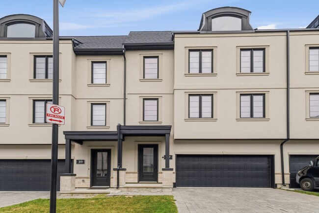 Photo du bâtiment - Executive Condo Townhome in Sought-After Sunningdale – Double Car Garage | Available Now