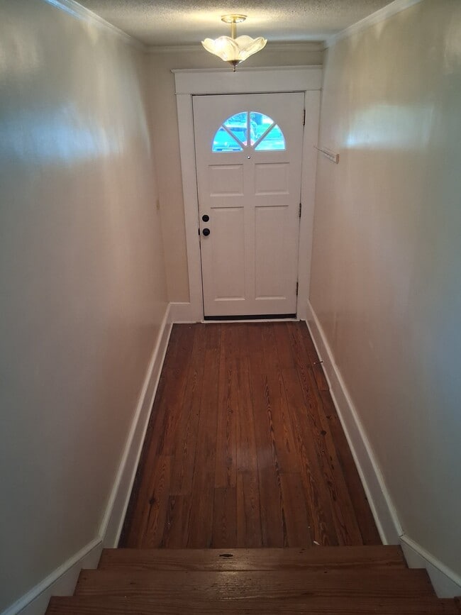 Building Photo - 402 Maple St
