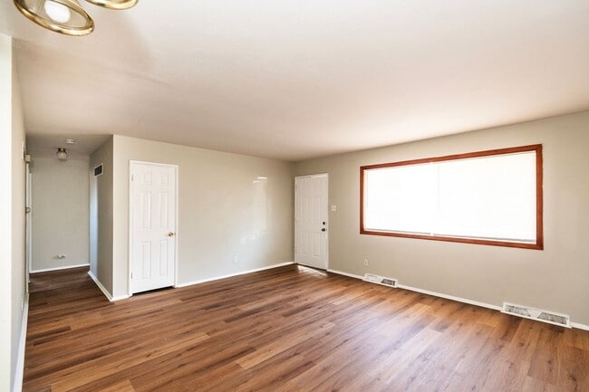 Building Photo - Freshly Updated 3-bedroom, 1-bathroom