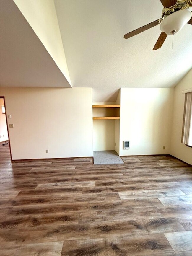 Foto del edificio - Lovely NE 3 Bedroom Home w/Large Yard & Mowing Included!