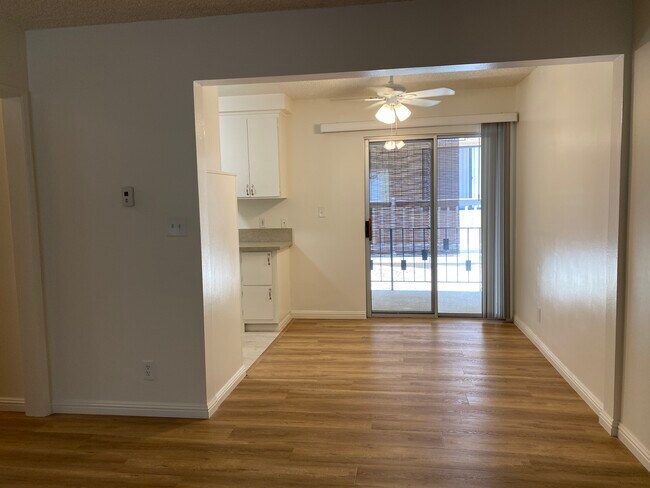 Dining area - 221 N Belmont St