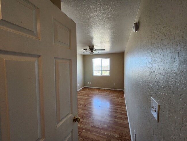 Building Photo - Beautiful 3 Bed/2 Bath on 2+ Acre Horse Pr...