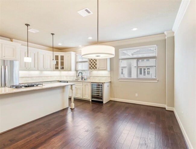 Building Photo - 1325 W 24th St