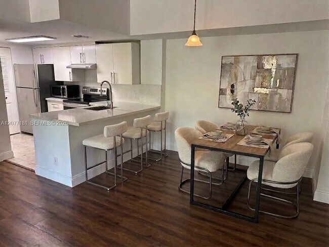 Foto del edificio - 10757 Cleary Blvd