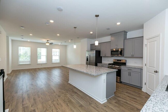 Building Photo - 1565 Brantin Dr