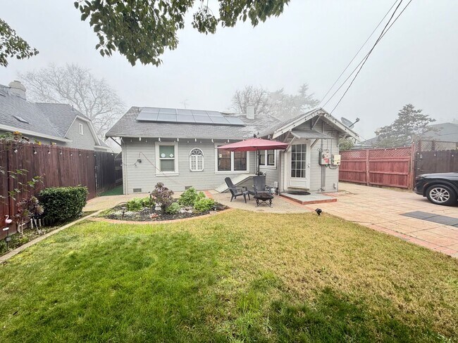 Building Photo - 2 Bed 1 Bath on a quiet street.