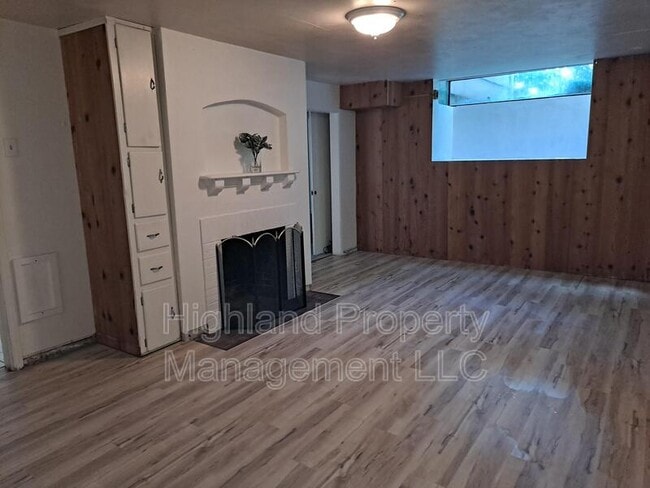 Building Photo - 1000 NE Creston Ln