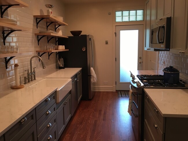 Kitchen - 3808 N Pine Grove Ave