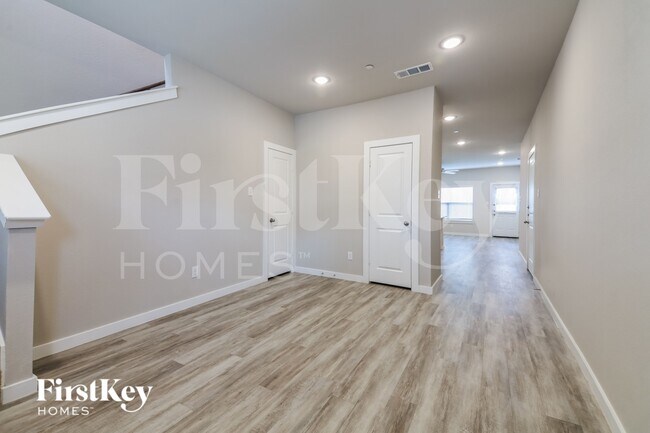 Foto del edificio - 324 Nima Ln