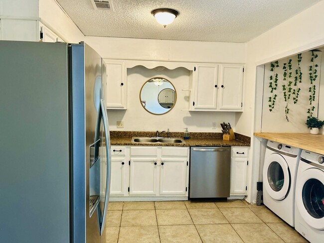 Building Photo - 7812 Oak Forest Dr