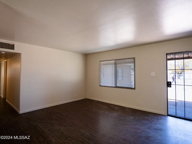 Building Photo - 2204 E 36th St