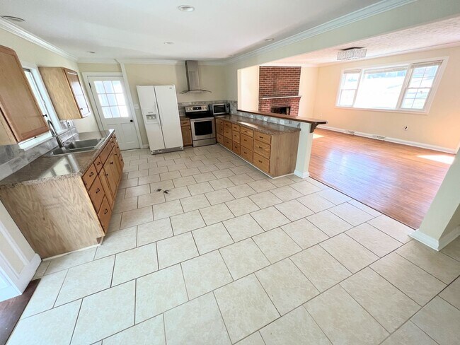 Building Photo - Charming 3 bedroom house