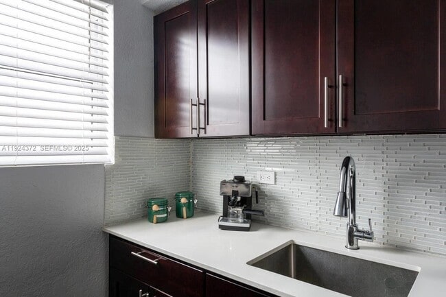 Foto del edificio - 7334 Harding Ave