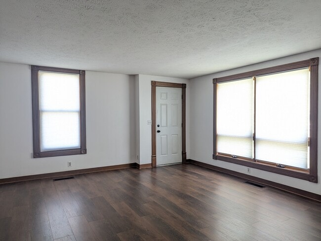 Building Photo - 520 N Prairie St