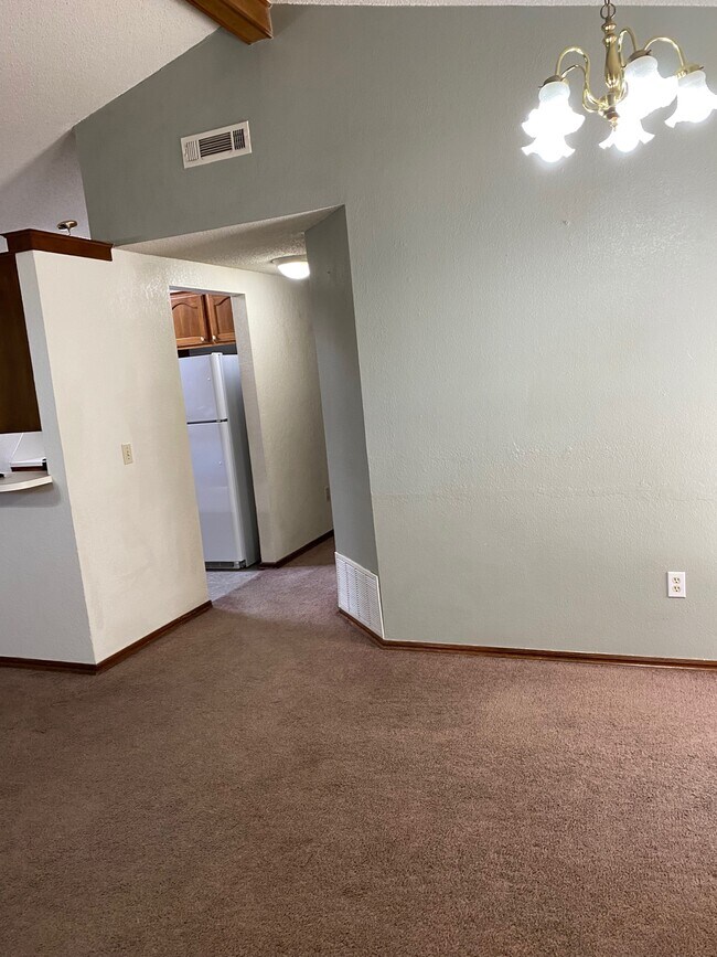 Building Photo - 2122 Meench Dr