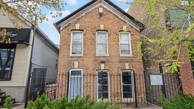 Frente 1 - 1472 W Webster Ave