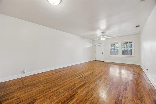 Foto del edificio - 2216 Manor Rd