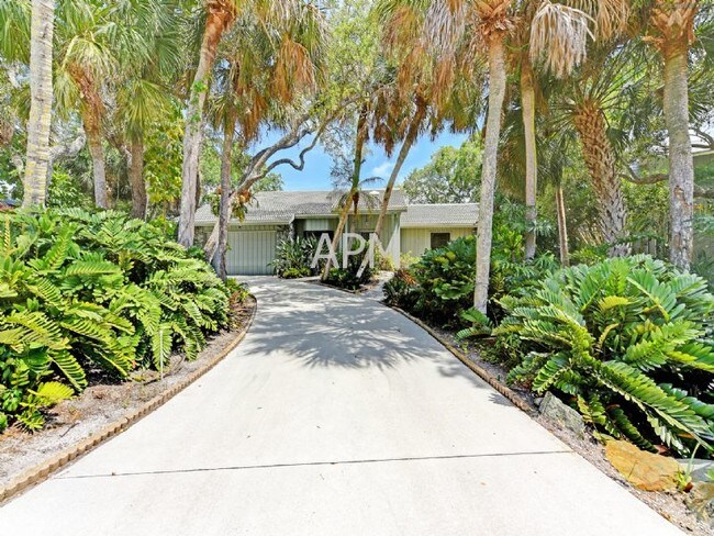 Building Photo - Tropical paradise near #1 rated Siesta Beach!