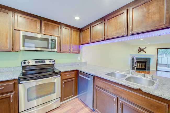 Kitchen - 344 Eastgate Ln