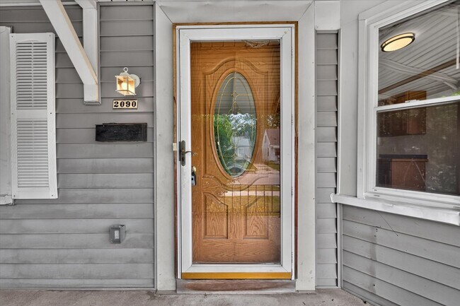 Foto del edificio - Charming 3-Bedroom Bungalow for Rent in Lincoln Park