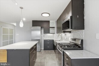 Building Photo - 1300 S Arlington Ridge Rd