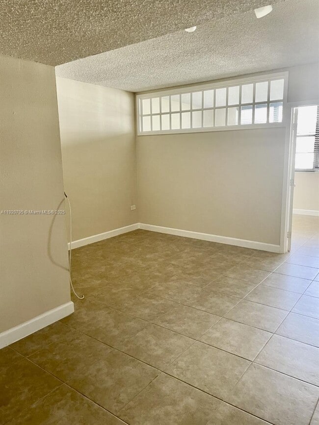 Building Photo - 999 Brickell Bay Dr