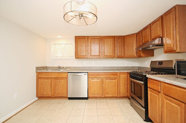 Building Photo - Spacious Basement Apartment With Utilities...