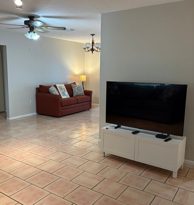 Foto del edificio - 6482 Fabian Rd