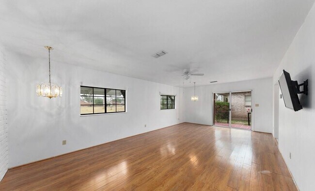 Foto del edificio - 313 McFadden Dr