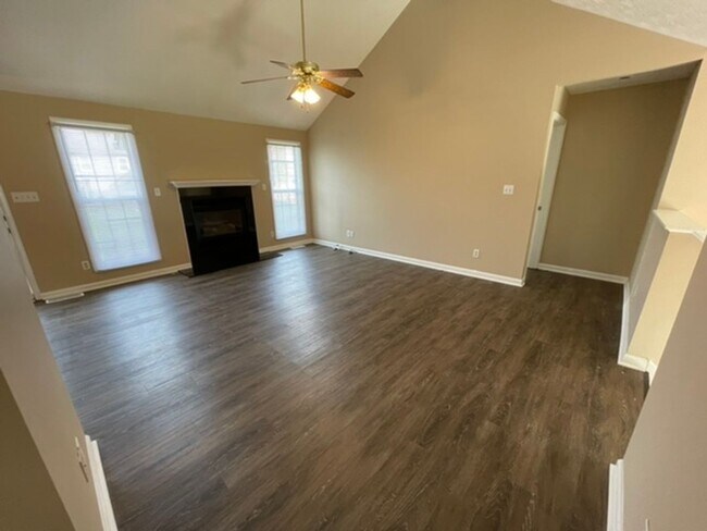 Foto del edificio - Large Home in Shelbyville For Rent