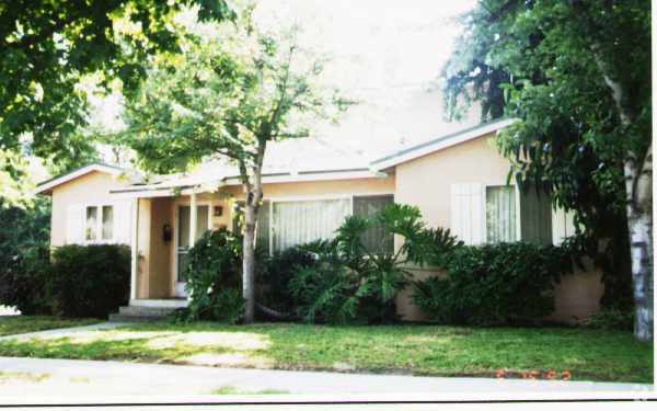 Primary Photo - 7001-7009 1/2 Hazeltine A
