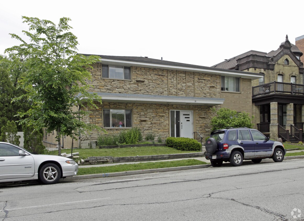 Apartamentos Lannon - 1466 N. Farwell Avenue