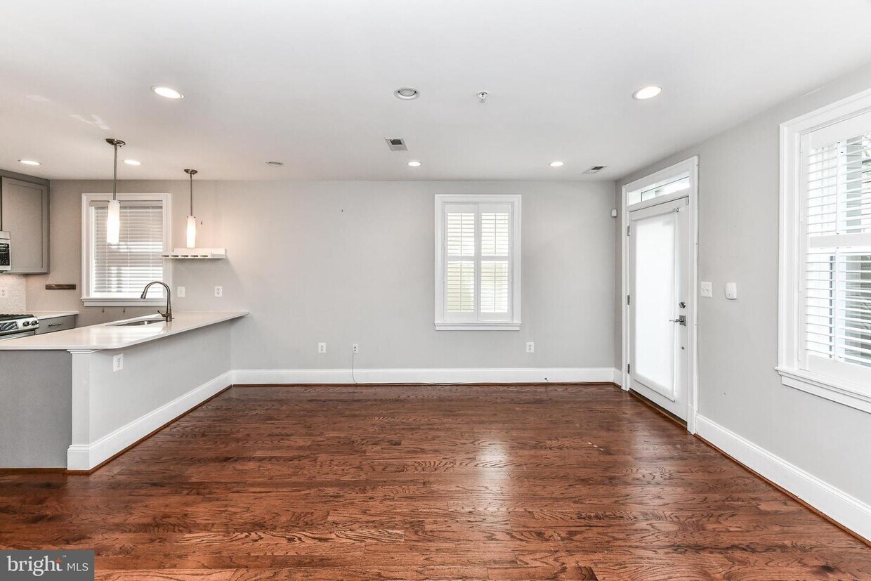 Primary Photo - 2323 40th St NW