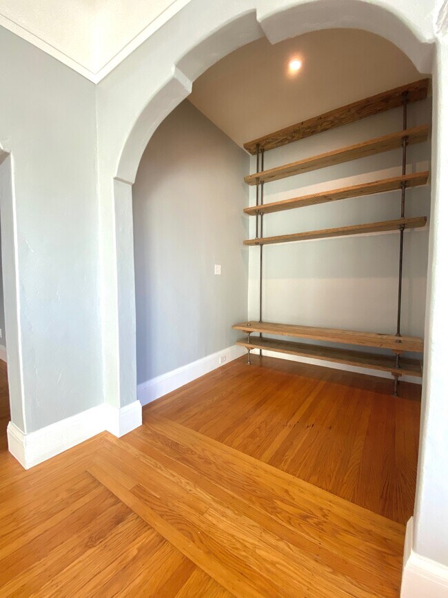Front Entry - 1062 Aileen St