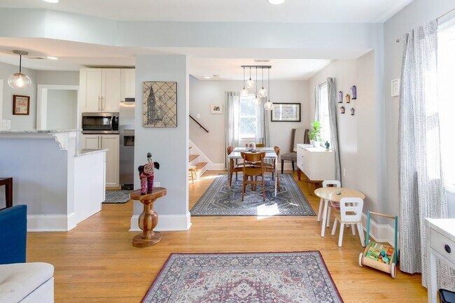 Building Photo - Fantastic Home in Fort Dupont Park! Parkin...