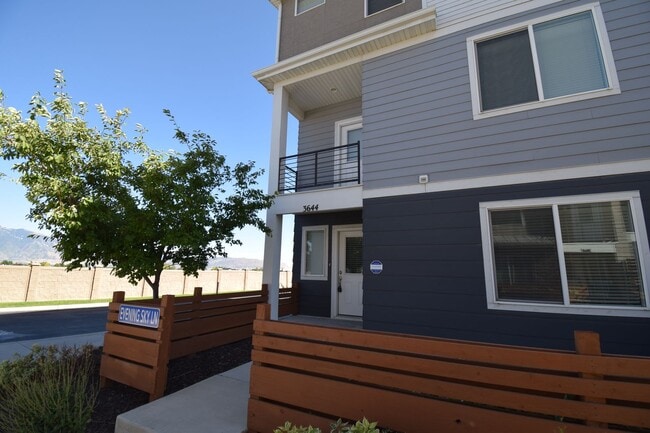 4 Bed 3.5 Bath Sunny and Spacious South Jordan Corner-Lot Home with Views! - 4 Bed 3.5 Bath Sunny and Spacious South Jordan Corner-Lot Home with Views!