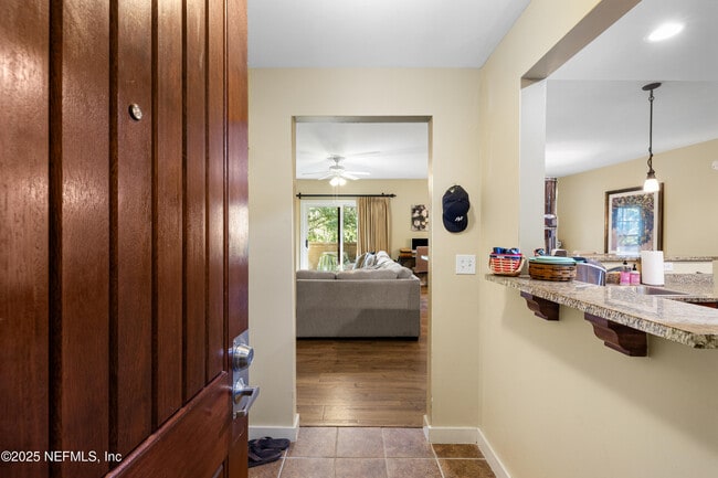Foto del edificio - 945 Registry Blvd