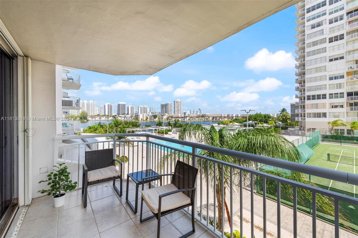 Foto principal - 18061 Biscayne Blvd