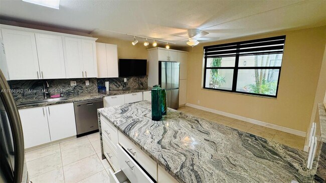 Foto del edificio - 20381 NE 30th Ave