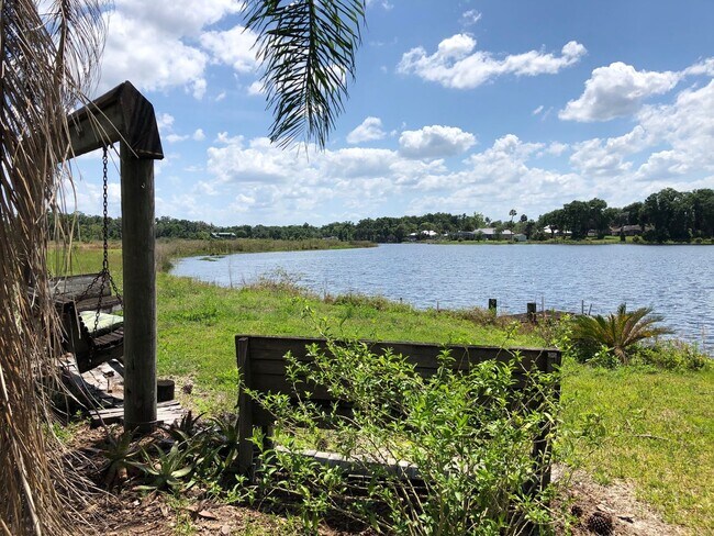 Building Photo - Quaint Deland lakefront home - Available 4...