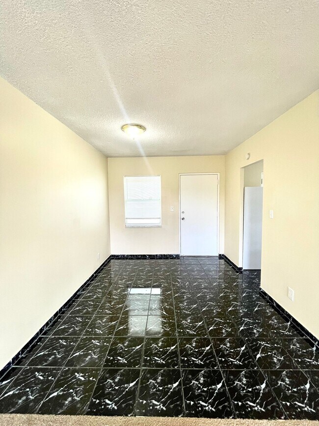 Foto del edificio - 2555 NE 11th St