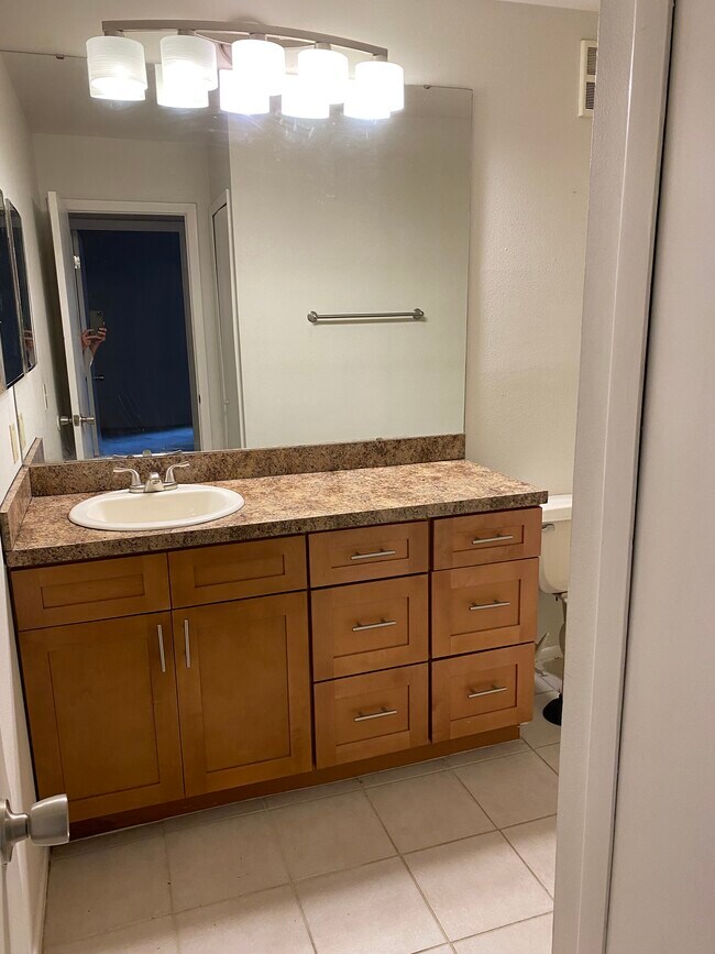 Baño - 5460 E Michigan St