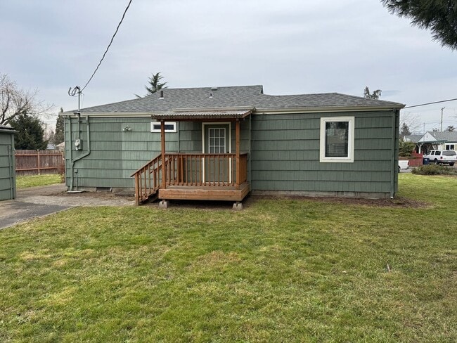 Building Photo - Updated 2 bedroom 1 bathroom house in Springfield!