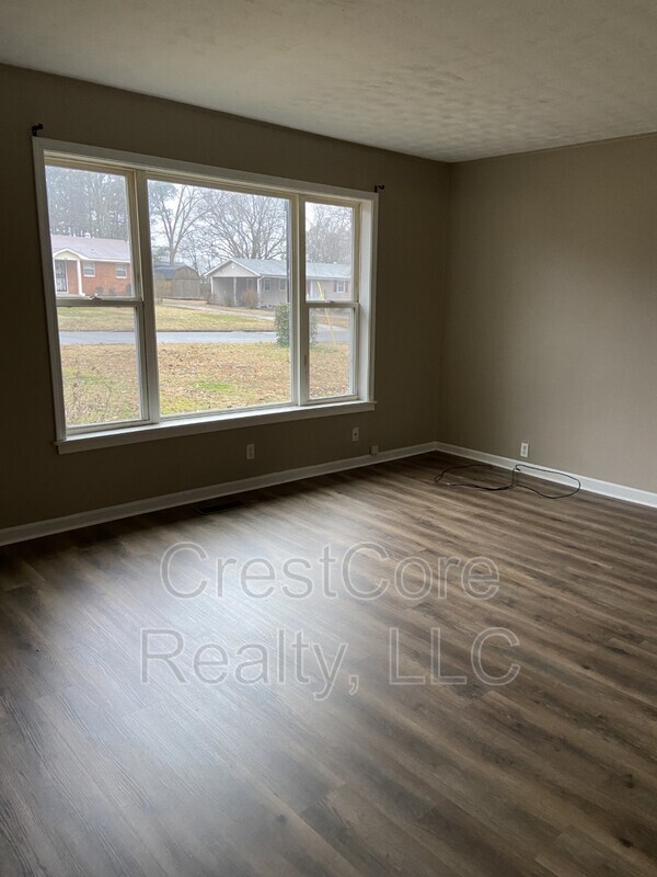 Building Photo - 599 Circle Dr
