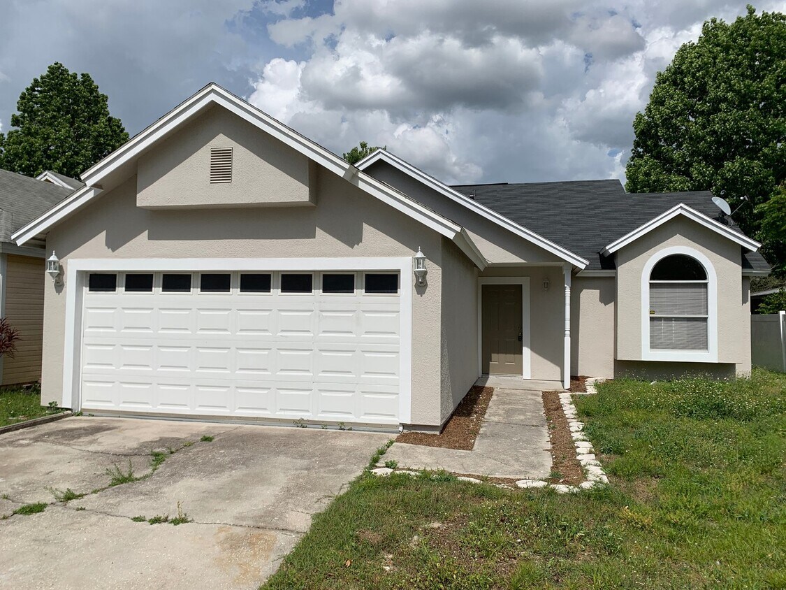 Foto principal - 3 Bedroom Remodeled Home in Surrey Ridge