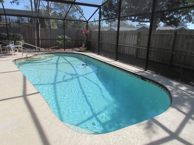 Building Photo - Wekiva 3 bedroom 2 bath 2 car garage with ...